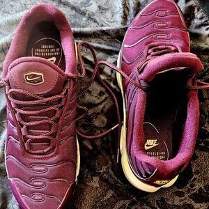 Nike Women's Maroon Sneakers